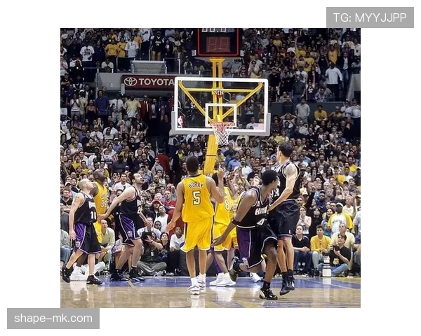 迪瓦茨高位策应改变湖人进攻结构