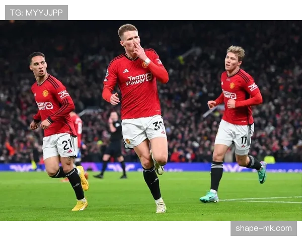 曼联空间利用能力缺失：从边路到中路的进攻困境